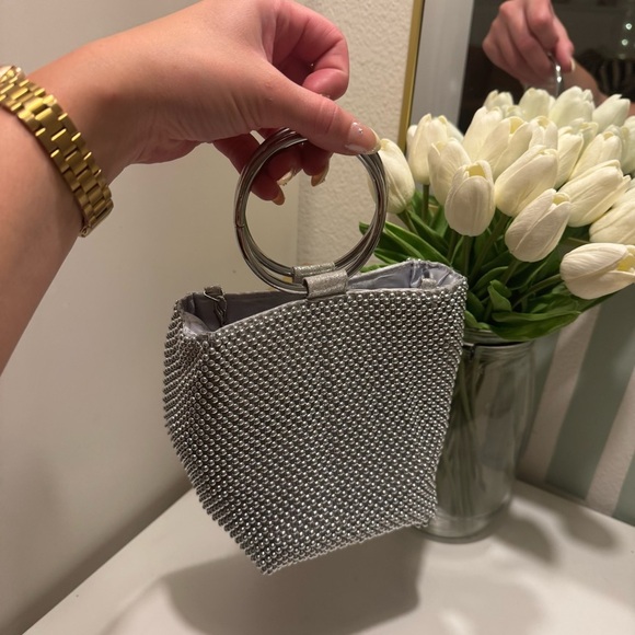 Jessica McClintock Womens Gwen Ball Mesh Ring Wristlet Pouch Clutch in Silver - Picture 2 of 9